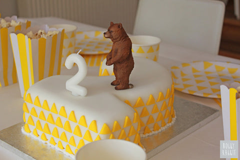 THE BEAR AND THE BIRTHDAY CAKE